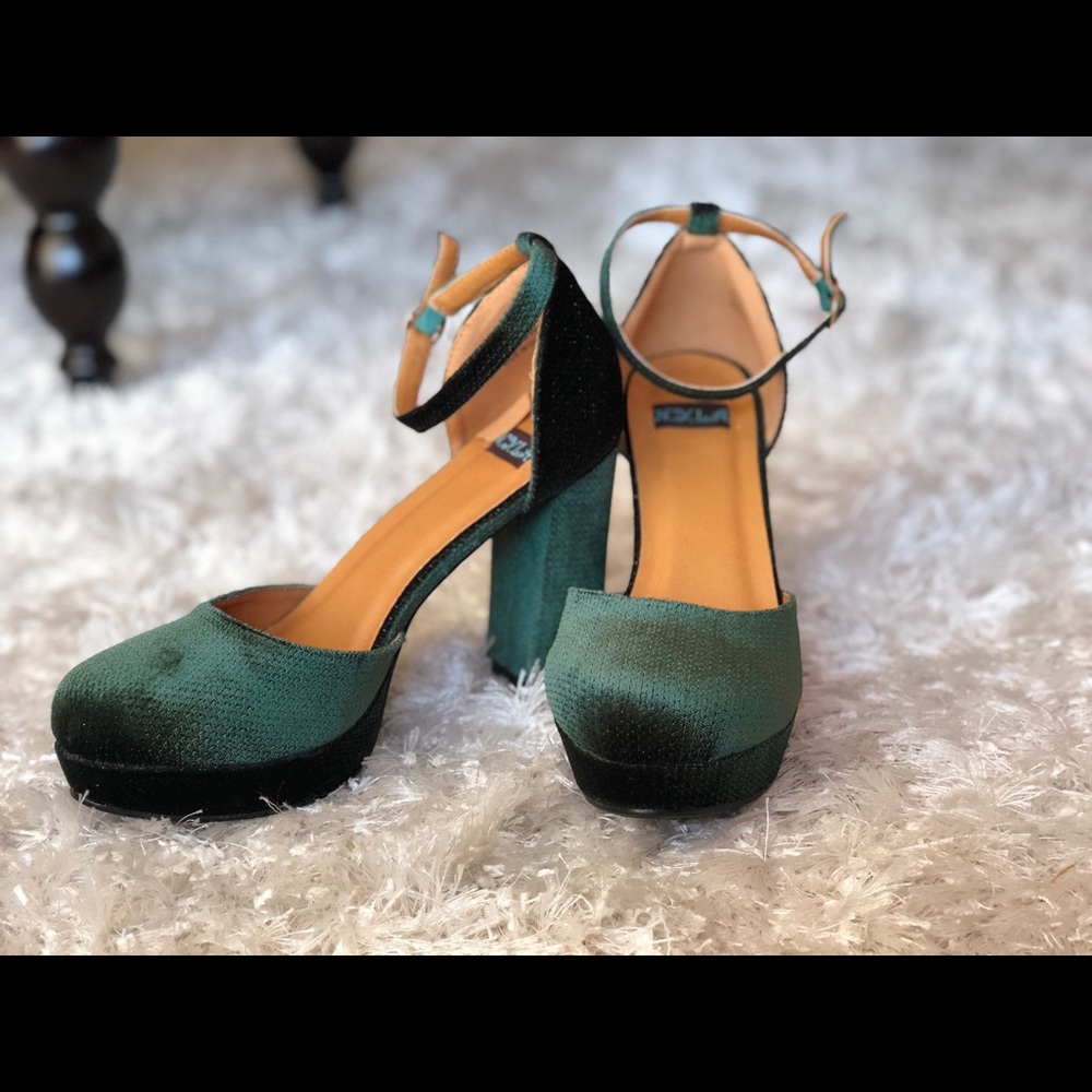 NIB N.Y.L.A. Emerald platform heels